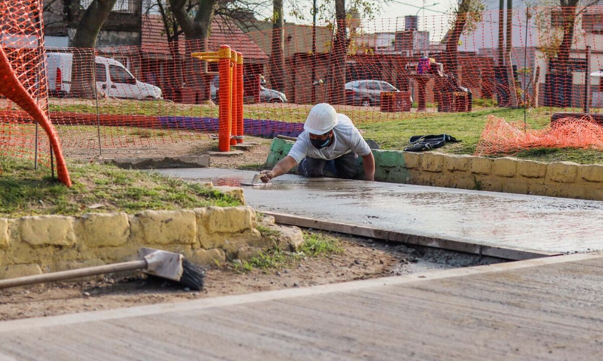 Inician remodelación de la Plaza 25 de Mayo, en Caraza