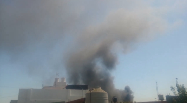 Combaten incendio en fábrica de pinturas en Alsina