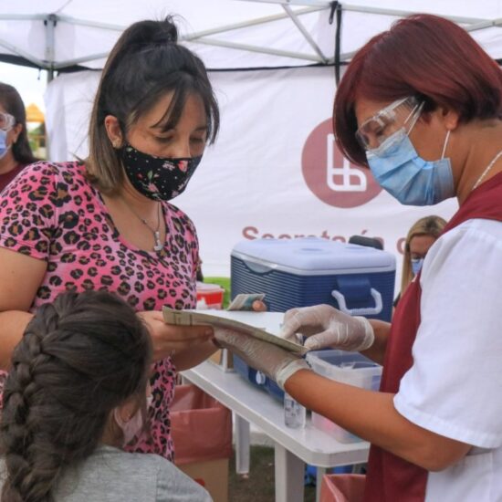 Talleres para embarazadas y vacunación en Lanús