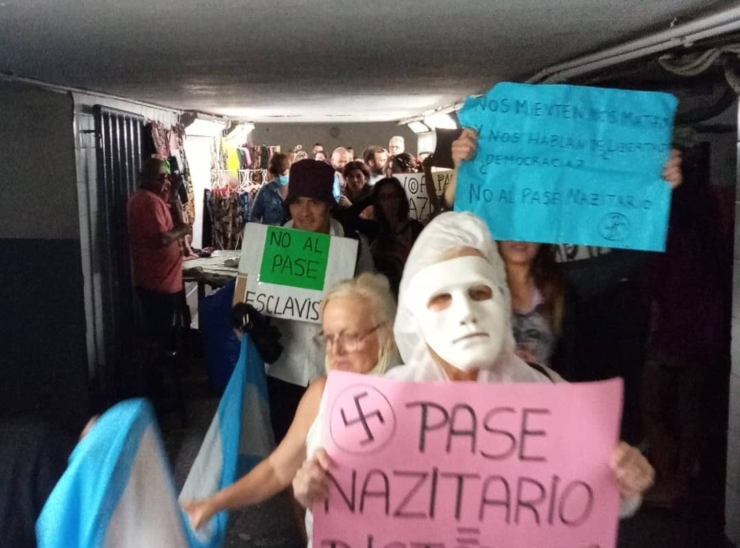 Un grupo de vecinos reclamó contra el pase sanitario