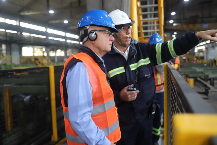 Grindetti recorrió la fábrica de Alsina que fabricará el gasoducto «Pte. Kirchner»