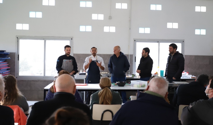Grindetti visitó taller de gastronomía en Villa Jardín