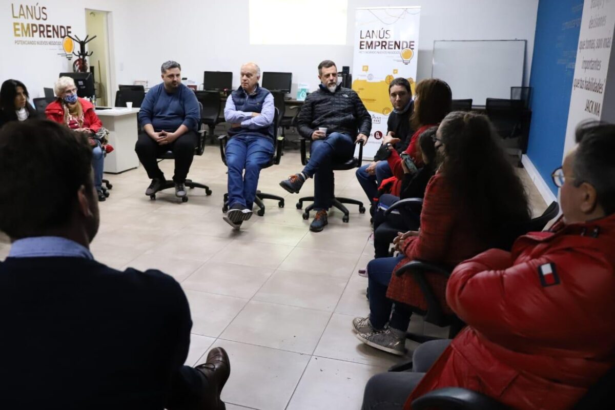 Grindetti, con alumnos y egresados de curso de programación digital
