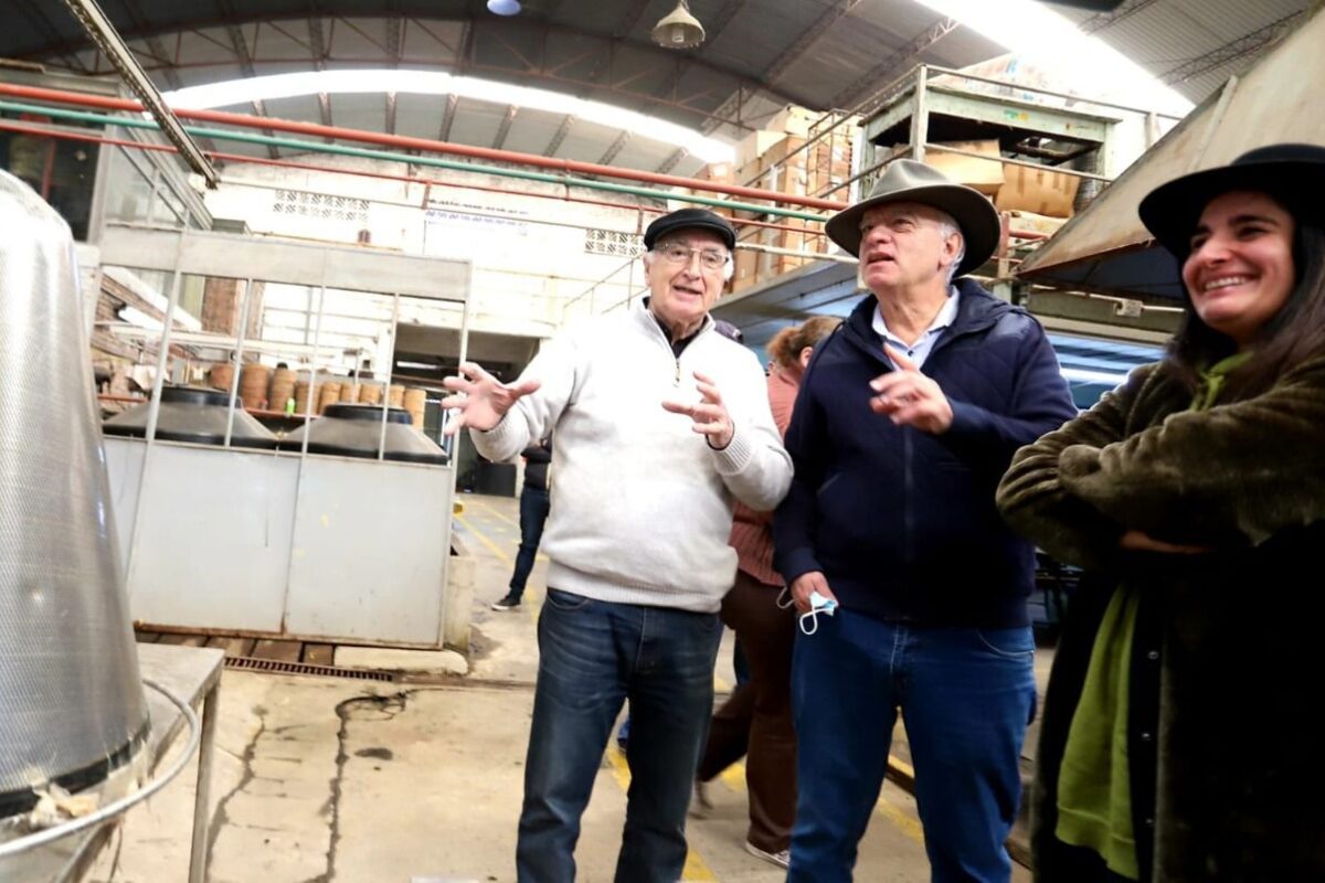 Grindetti y diputada Etchecoini, en fábrica de sombreros de Gerli