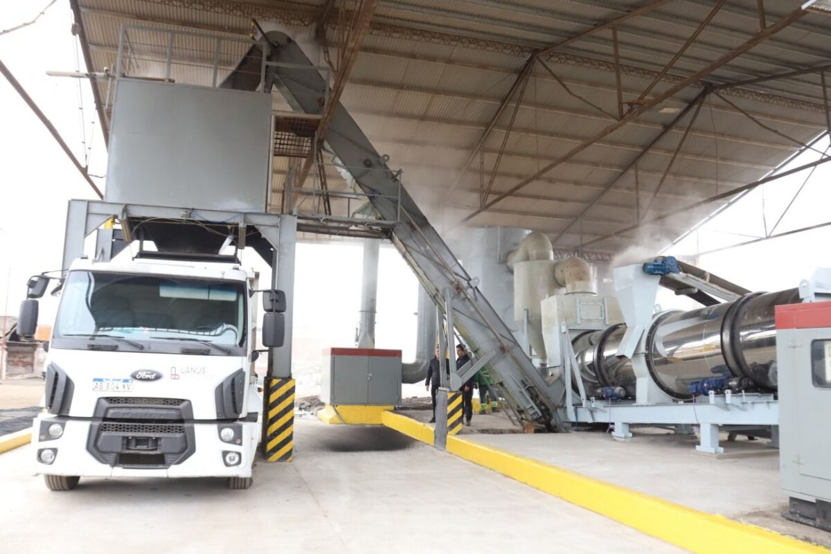 Grindetti, en la fábrica de asfalto de Lanús