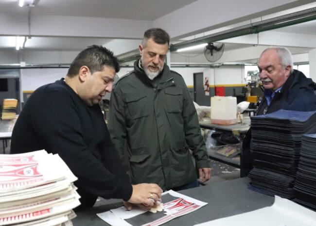 Kravetz visitó fábrica de calzados en Valentín Alsina