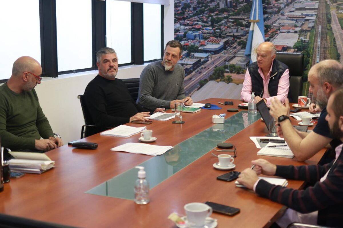 De regreso, Grindetti supervisó planes de bacheo y luces ledes