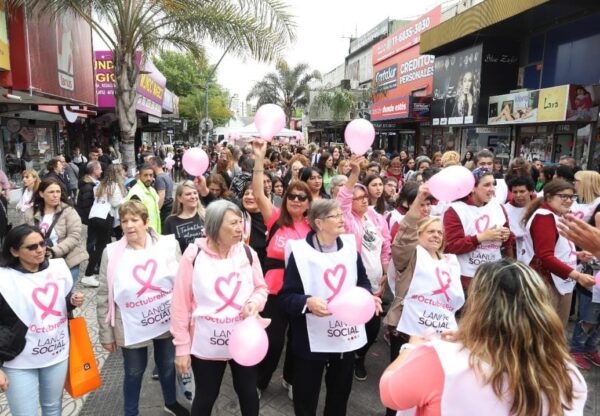 Caminata de concientización contra el cáncer de mama