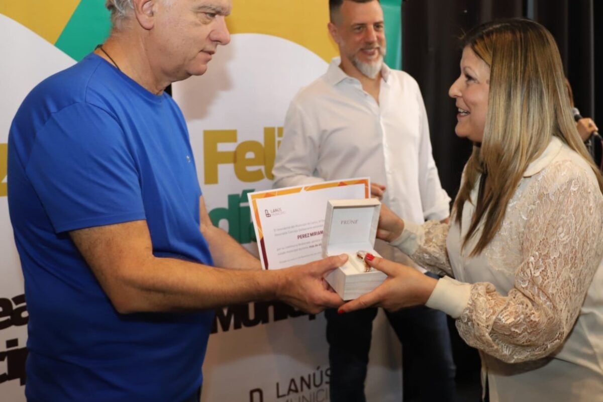Reconocieron a empleados municipales por su antigüedad