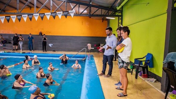Con críticas a Grindetti y Kravetz, Balladares inauguró Taller de natación y salud