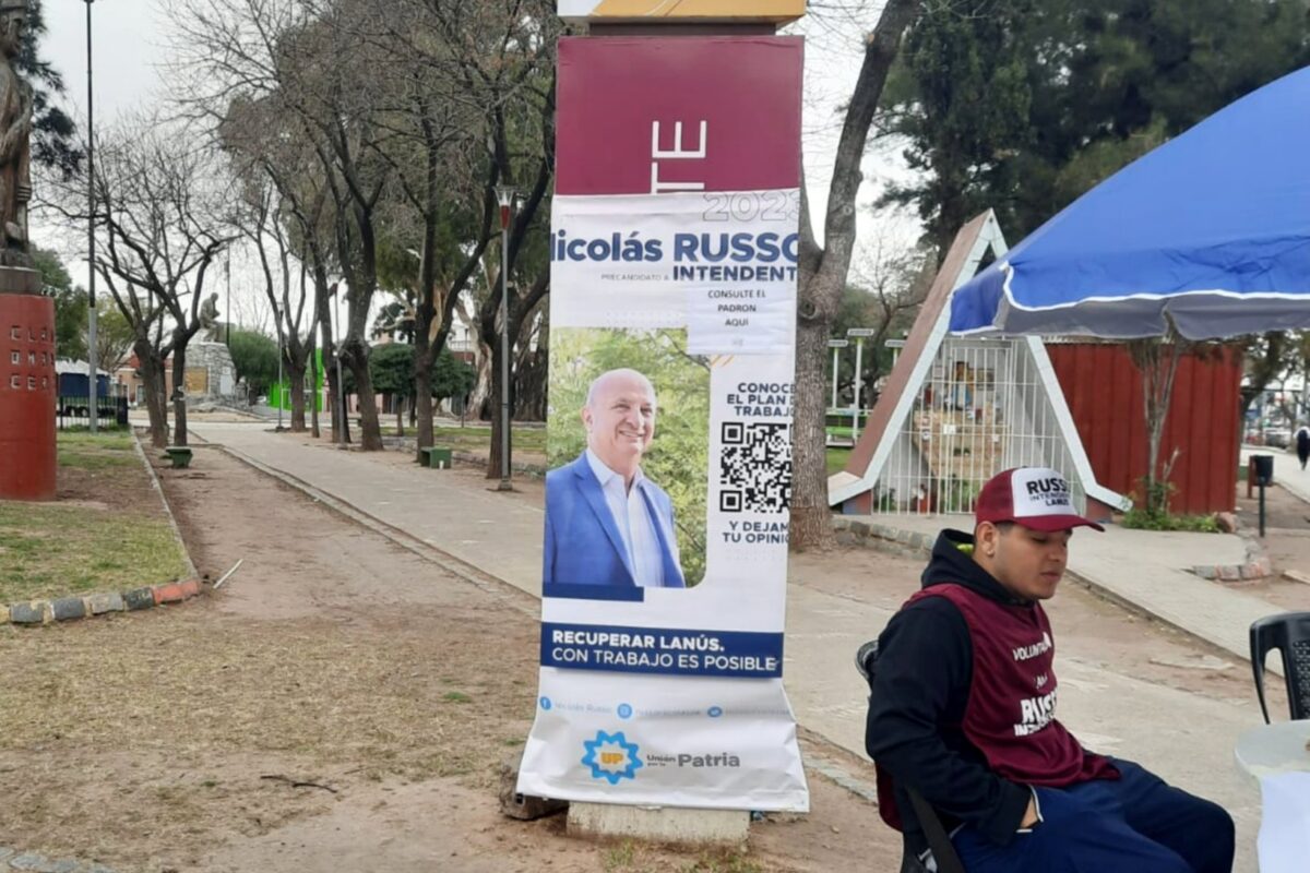 Por la pegatina de afiches, Kravetz llamó “a cuidar nuestra ciudad”