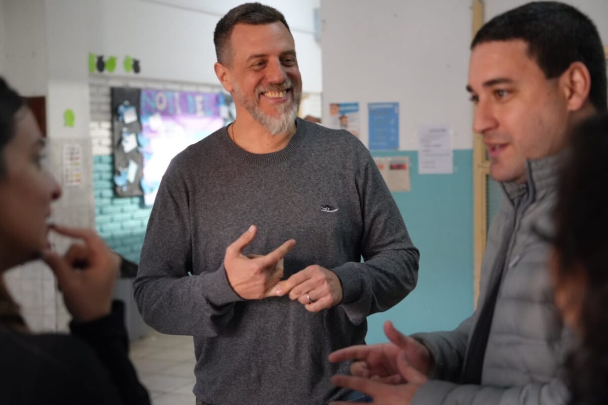 Kravetz entregó materiales educativos y deportivos en Villa Jardín