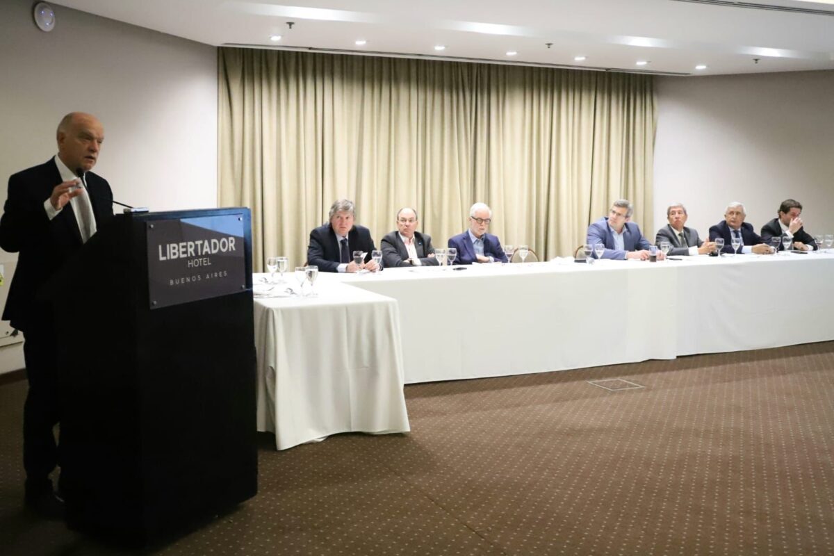Con palos a Kicillof y promesa de baja de impuestos, Grindetti le presentó a Petroleros su plan de gobierno