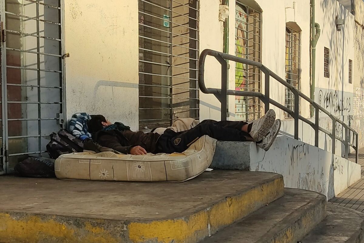 Más de cien personas viven en las calles de Lanús