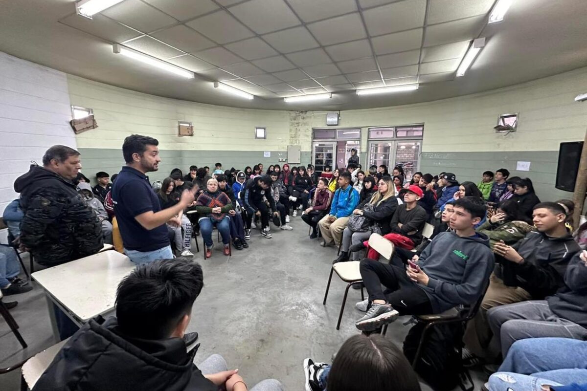 Balladares, con alumnos y docentes de EET 1 de Lanús