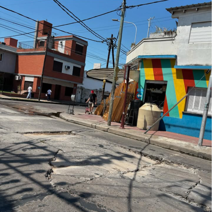 Piden arreglar con urgencia el asfalto en Balcarce y Santiago Plaul, en Lanús O.